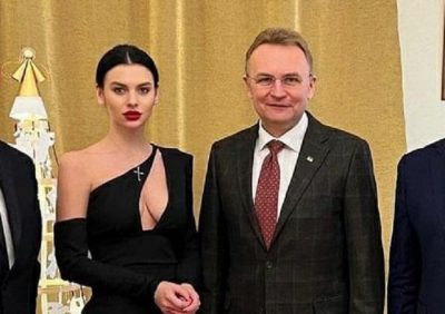 Фото Садового і брюнетки зі сміливим декольте наробило галасу в Мережі Фото Садового і брюнетки зі сміливим декольте наробило галасу в Мережі