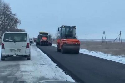 Укладывали асфальт на лед: в Одесской области дорожники ремонтировали трассу во время снегопада