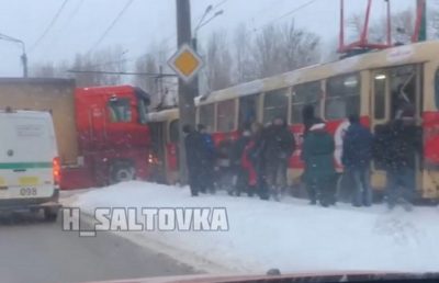 В центре Харькова грузовик протаранил трамвай с пассажирами