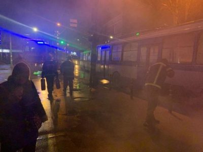 Новорічний 'сюрприз': у Рівному спалахнув вогнем тролейбус, сповнений пасажирів Новорічний 'сюрприз': у Рівному спалахнув вогнем тролейбус, сповнений пасажирів