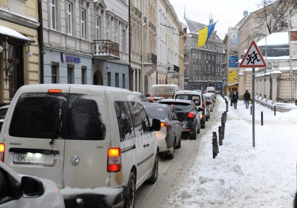 В Киеве пробки из-за снегопада: какие дороги автомобилистам лучше объезжать