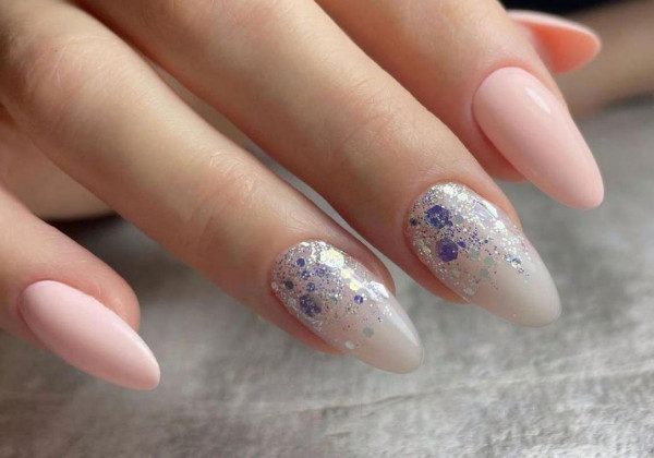 Найніжніший новорічний манікюр 2022, який милуватиме око і грітиме душу