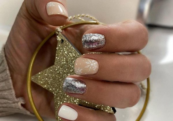 Найгарніший новорічний манікюр з блискітками 2022, який перетворить вас на зірку вечора