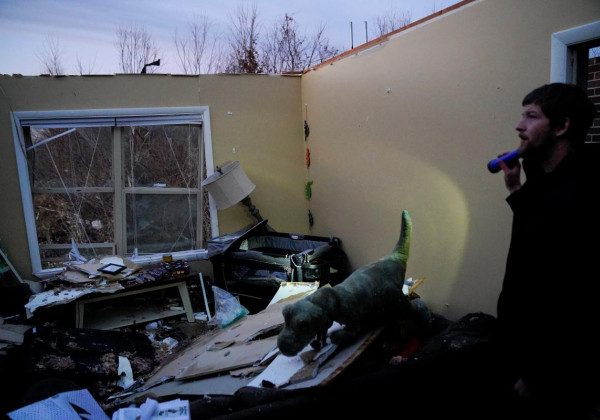 В американському штаті Кентуккі потужний торнадо зрівняв із землею будинки, загинуло щонайменше 100 осіб