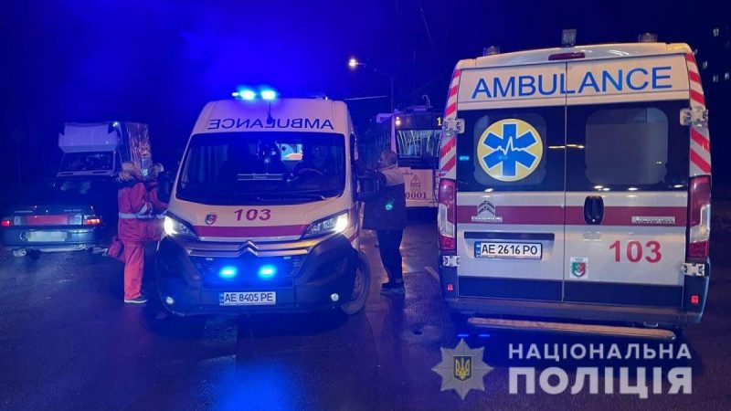 В Кривом Роге мать с ребенком перебегала дорогу и попала под колеса нескольких грузовиков