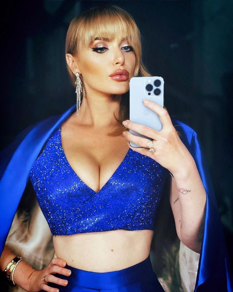 Из шатенки в блондинку: Слава Каминская сменила прическу