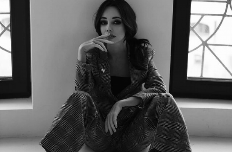 Екатерина Кухар сразила наповал образом строгой учительницы в черном мини-платье