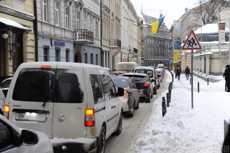 У Києві снігопад спричинив затори: які дороги автомобілістам краще оминати