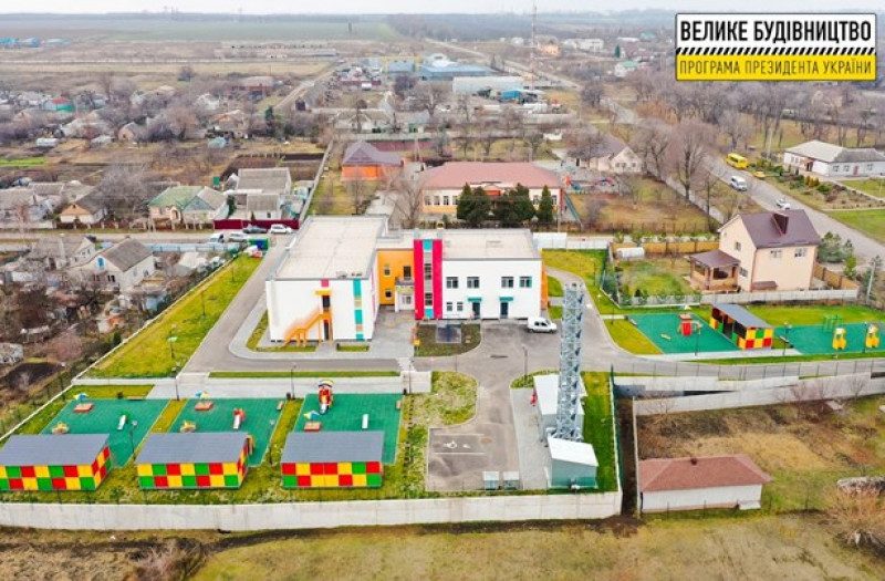 Возле Днепра завершилась "Большая стройка" яркого садика на месте бывшего пустыря