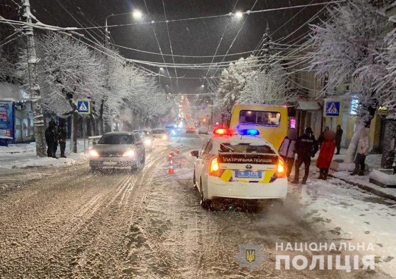 Он в коме и самостоятельно не дышит: в центре Черновцов маршрутка сбила пенсионера