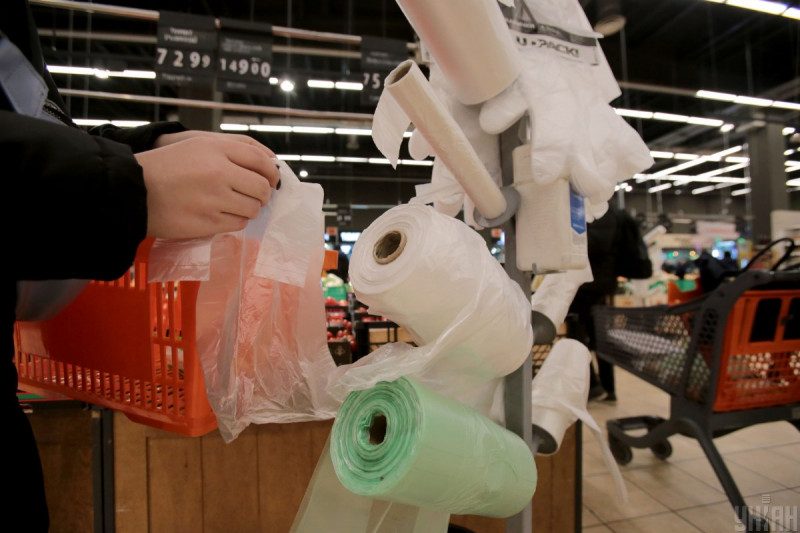 Заборона пластикових пакетів у супермаркетах: українцям загрожують штрафи, але є винятки
