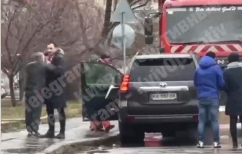 В Киеве авто въехало в мусоровоз, пока его владелец дрался с прохожим