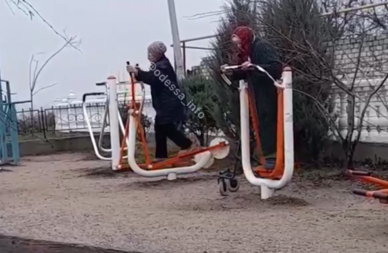 Пенсія - не перешкода спорту: бабусі з Одеси залізли на тренажери і показали, як прокачати м'язи