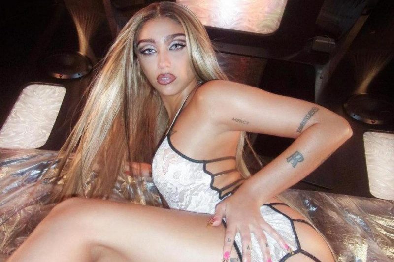 Дочка Мадонни в образі зірки фільмів для дорослих з початку 2000-их шокувала фанатів