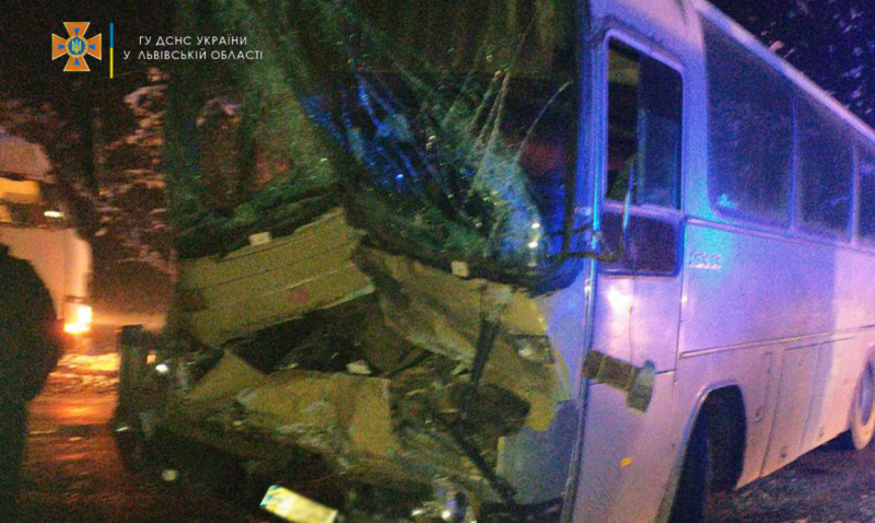 Автобус з людьми врізався у вантажівку на Львівщині: у салоні було 20 осіб