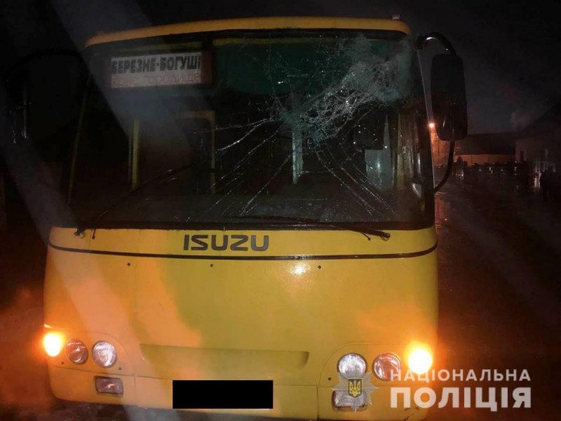 На Рівненщині колоди, які зірвалися з лісовоза, розбили бус з людьми, є постраждалі