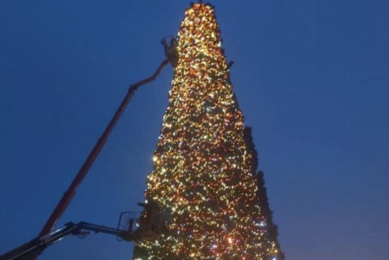 В Киеве зажгли главную елку страны: работники под дождем вешали гирлянды