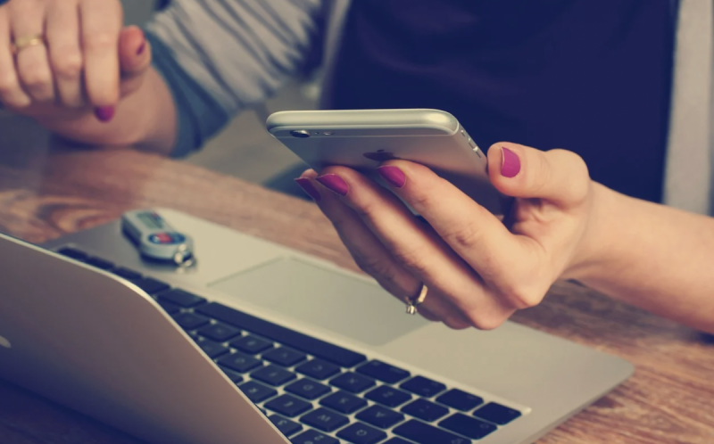 "Развела" на 300 тысяч гривен и дом: в Киеве женщина закрутила виртуальный роман с подругой