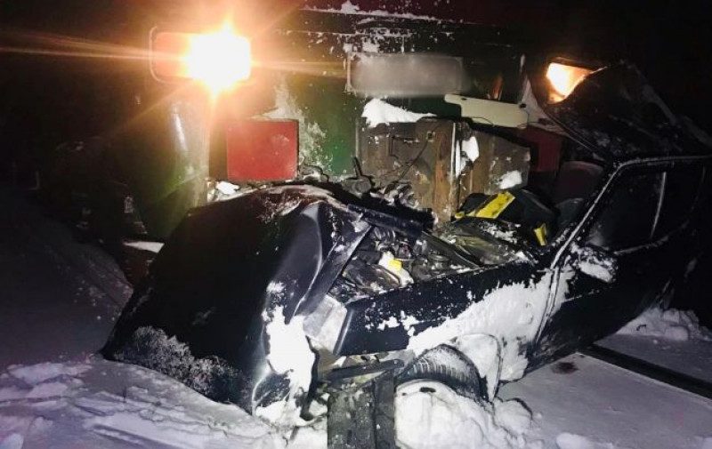 На Прикарпатті потяг розчавив авто: у жахливій аварії загинули чоловік і жінка