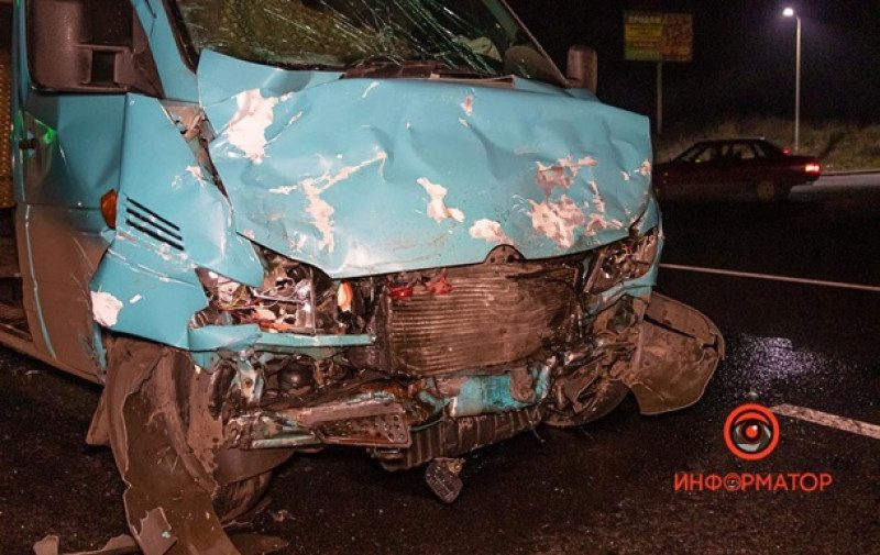 В Днепре маршрутка с пассажирами влетела во внедорожник, много пострадавших