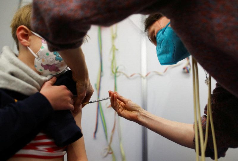 У Франції шестеро дітей отримали передозування COVID-вакциною: що з ними зараз