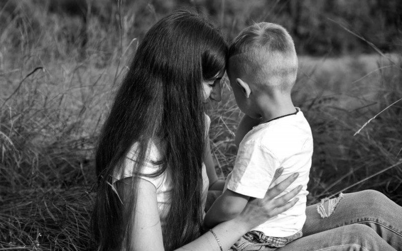 "Цілував і обіймав маму": жінка після 2,5 років повернула сина, якого утримували колишній чоловік і свекруха