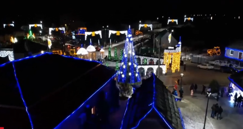 Десяток яскравих фотолокацій та новорічна казка: село на Тернопільщині нарядили у гігантську гірлянду