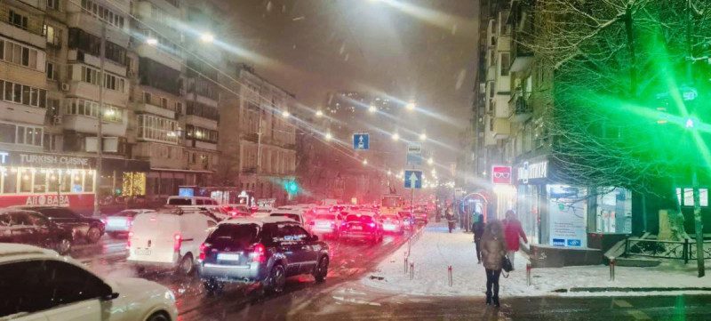 Київ атакував снігопад: столиця зупинилася в заторах