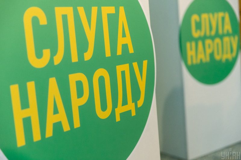 "Слуга народу" відірвалася від партії Порошенка: новий партійний рейтинг