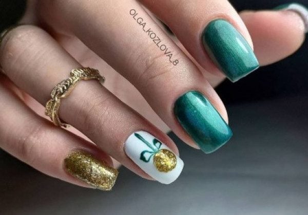 Зелений манікюр на Новий рік 2022