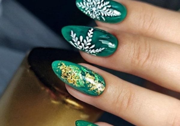 Зелений манікюр на Новий рік 2022