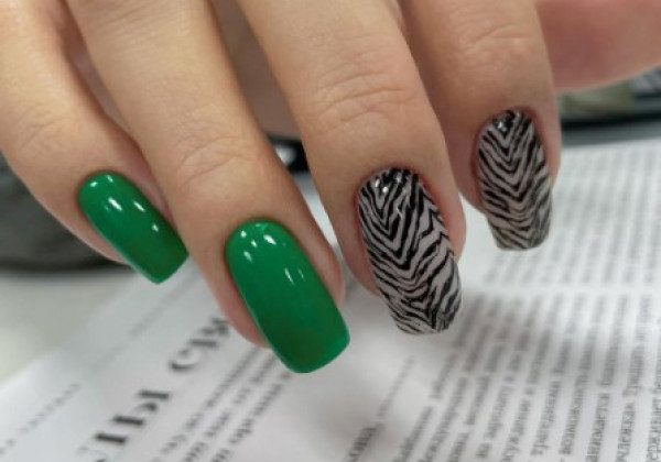Зелений манікюр на Новий рік 2022