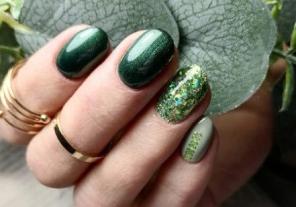 Зелений манікюр на Новий рік 2022