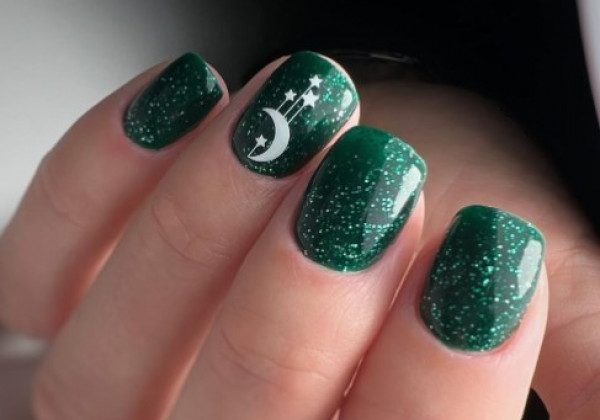 Зелений манікюр на Новий рік 2022