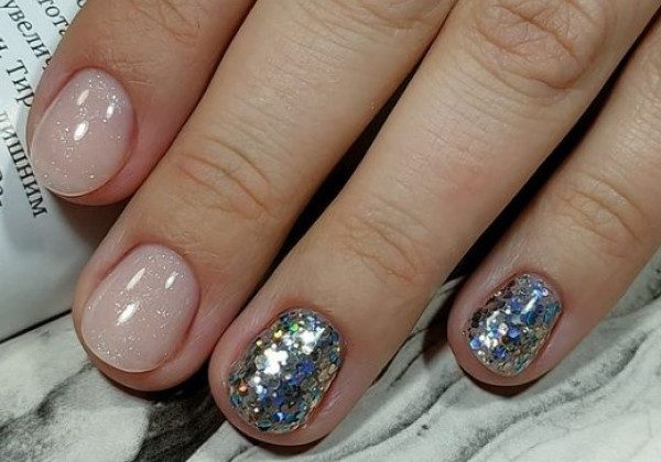 Нюдовий манікюр на Новий рік 2022