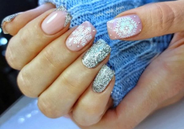 Нюдовий манікюр на Новий рік 2022