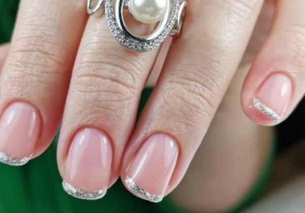 Нюдовий манікюр на Новий рік 2022