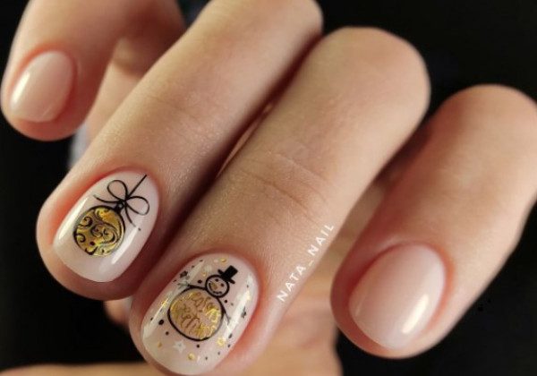 Нюдовий манікюр на Новий рік 2022