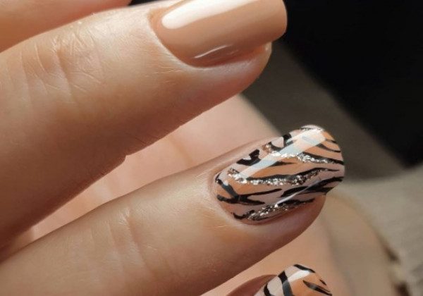 Нюдовий манікюр на Новий рік 2022