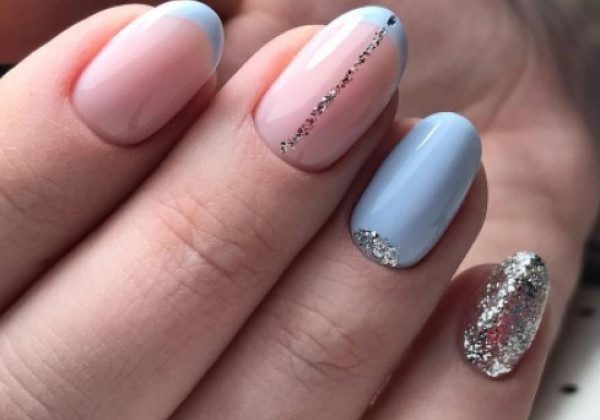 Блакитний манікюр на Новий рік 2022