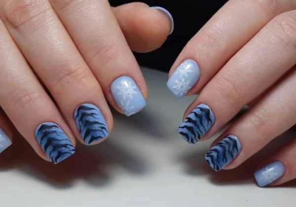 Блакитний манікюр на Новий рік 2022