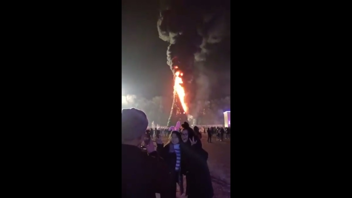 У Казахстані люди радісно селфилися на фоні палаючої новорічної ялинки