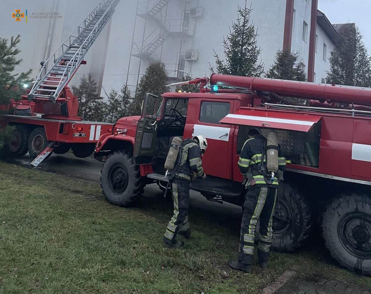 У Вишгороді під Києвом загорівся готельний комплекс У Вишгороді під Києвом загорівся готельний комплекс
