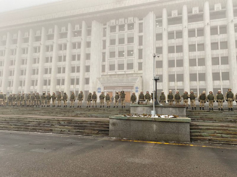 Пожежі, вибухи гранат і штурм мерії: у Казахстані - гарячі сутички між протестувальниками і силовиками Пожежі, вибухи гранат і штурм мерії: у Казахстані - гарячі сутички між протестувальниками і силовиками