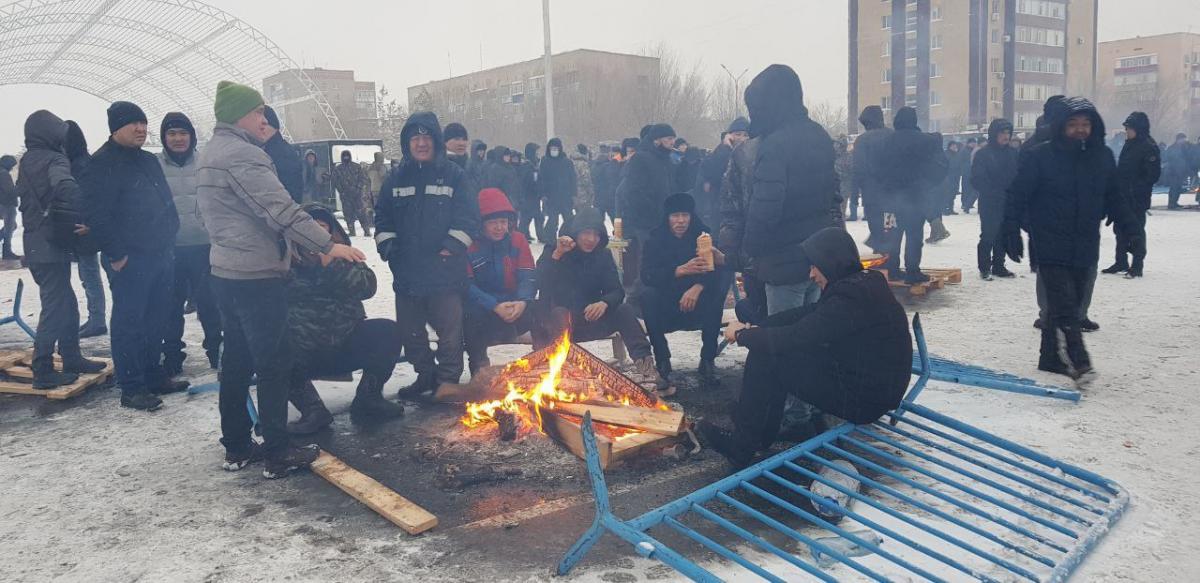 Пожежі, вибухи гранат і штурм мерії: у Казахстані - гарячі сутички між протестувальниками і силовиками Пожежі, вибухи гранат і штурм мерії: у Казахстані - гарячі сутички між протестувальниками і силовиками