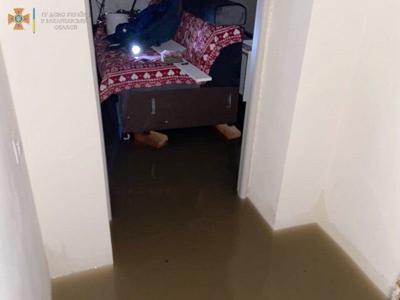На Закарпатті підтопило дороги і будинки На Закарпатті підтопило дороги і будинки