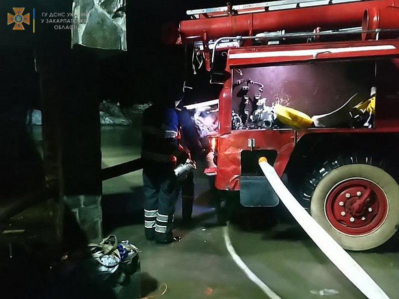 На Закарпатті підтопило дороги і будинки На Закарпатті підтопило дороги і будинки