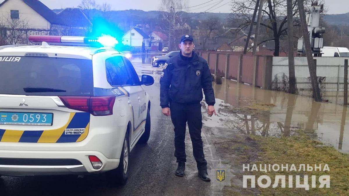 На Закарпатті підтопило дороги і будинки На Закарпатті підтопило дороги і будинки