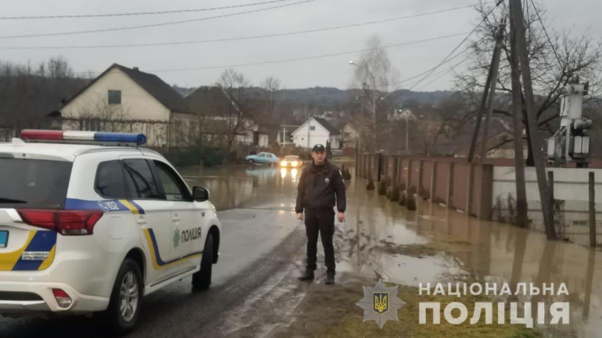 На Закарпатті підтопило дороги і будинки На Закарпатті підтопило дороги і будинки