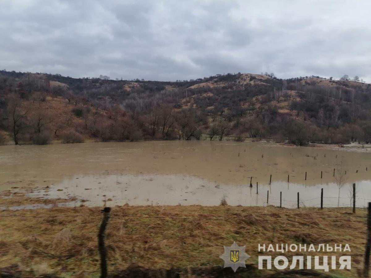 На Закарпатті підтопило дороги і будинки На Закарпатті підтопило дороги і будинки